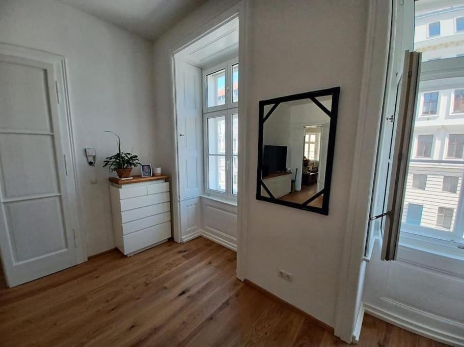 Sehr Zentral Gelegen Apartment Wina Bagian luar foto