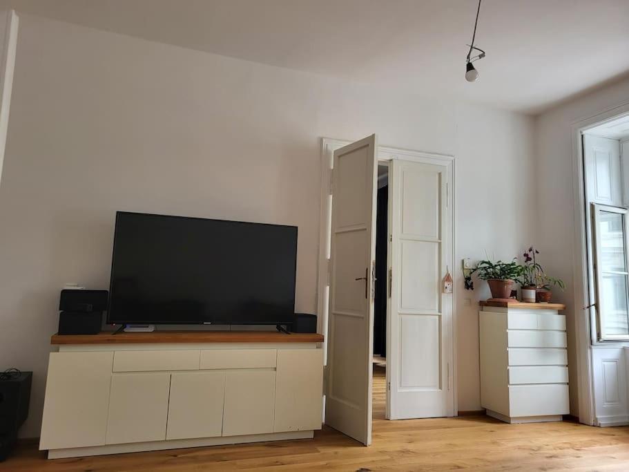 Sehr Zentral Gelegen Apartment Wina Bagian luar foto